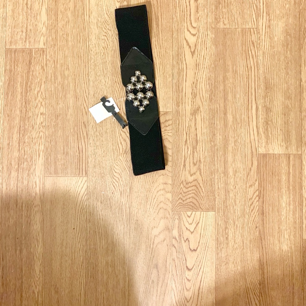 Women black and embellished belt!